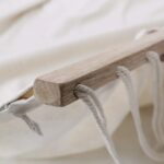 SONGMICS Hängematte Outdoor, mit 2 Kissen & Holzstangen, 300 kg Belastung, 210 x 150 cm, Beige – Bild 7