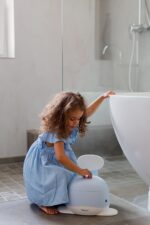 Kindsgut Kinder-Töpfchen, Babytopf WC/Klo, kinderfreundliches Wal-Design und dezente Farben – Bild 3