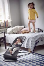 BABYBJÖRN Babywippe Bliss, Cotton, Anthrazitgrau, inklusive Spielzeug für Babywippe, Fröhliche Augen – Bild 7