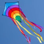 Regenbogen-Drachen für Kinder ab 3 Jahren mit 100 m Schnur und Schweif, 64 × 75 cm – Bild 2