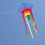 Regenbogen-Drachen für Kinder ab 3 Jahren mit 100 m Schnur und Schweif, 64 × 75 cm – Bild 3