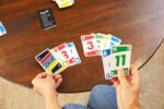 Mattel Phase 10 Kartenspiel – Rommé-ähnliches Familienspiel für 2–6 Spieler, Deutsche Version – Bild 3