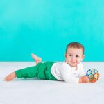 Bright Starts, Oball Classic, flexibler und leicht zu handhabender Ball, sensorisches Aktivitätsspielzeug für Kinder aller Altersstufen – Bild 5