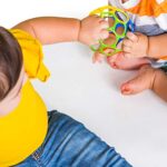 Bright Starts, Oball Classic, flexibler und leicht zu handhabender Ball, sensorisches Aktivitätsspielzeug für Kinder aller Altersstufen – Bild 4