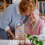 Ewige Rose im Glas mit LED – Romantisches Geschenk für Frauen & Dekoration – Bild 5
