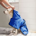 Bella & Balu Hundebademantel aus Mikrofaser + Pfotentuch – Bild 6