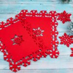 Whaline – 12 Stück Platzdeckchen und Untersetzer für Weihnachten, Design: rote Schneeflocke – Bild 3