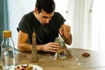 Ravensburger 3D Puzzle 12579 - Eiffelturm bei Nacht - 3D Puzzle für Kinder und Erwachsene, Wahrzeichen von Paris im Miniatur-Format, Leuchtet im Dunkeln – Bild 4