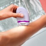 Philips Satinelle Essential Compact Epilierer BRE275/00 - Epilieren leicht gemacht, glatte Haut wochenlang, für Beine und empfindliche Breiche, mit Opti-Light, inkl. 4 Zubehörteile, lila – Bild 3