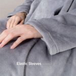 BEDSURE Ärmeldecke hellgrau Kuscheldecke mit Ärmeln - 170x200 cm, Sweatshirt Decke Ärmel zum Anziehen Erwachsene, Ganzkörperdecke mit Ärmel tragbar extra weich als TV Decke – Bild 4