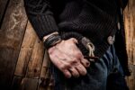 SERASAR Armband Herren Leder , Herren Armband Männer, Armband Leder Armreif Herren Lederband Herrenarmreif Armschmuck Leder Schmuck Herrenschmuck Flecht, Armband GeschenkIdee für Ihn – Bild 4