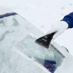 AstroAI 2in1 Auto Reinigungsbürste Eiskratzer Schneebesen Abnehmbarer Eisschaber Blatt-und Blütenstaubsbürste mit Ergonomischem Schaumstoffgriff für PKW, LKW und SUV, Gelb (ABS, PVC Bürste, 68CM) – Bild 7