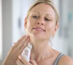 HoMedics Radiance Microdermabrasion,   Tiefes Hautpeeling, Schnelle Behandlung für normale und sensible Haut, Falten verringern, Haut belebend - HoMedics REMOVE Mikrodermabrasion mit kühlender Hautpflege, stellt jugendliche Ausstrahlung wieder her, glättet Falten und verbessert Hautton und Textur im Gesicht – Bild 9