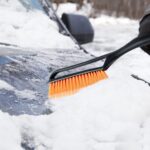 AstroAI 2in1 Auto Reinigungsbürste Eiskratzer Schneebesen Abnehmbarer Eisschaber Blatt-und Blütenstaubsbürste mit Ergonomischem Schaumstoffgriff für PKW, LKW und SUV, Gelb (ABS, PVC Bürste, 68CM) – Bild 8