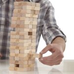 Hasbro A2120EU4 - Jenga Classic, Kinderspiel das die Reaktionsgeschwindigkeit fördert, ab 6 Jahren – Bild 8