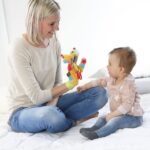 Fehn 074604 Spielhandschuh Safari – Fingerpuppen-Handschuh Affe und Elefant mit Rassel und Quietsche für Babys und Kleinkinder ab 0+ Monaten – Bild 2
