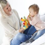Fehn 074604 Spielhandschuh Safari – Fingerpuppen-Handschuh Affe und Elefant mit Rassel und Quietsche für Babys und Kleinkinder ab 0+ Monaten – Bild 4