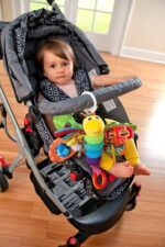 Lamaze LC27024 Baby Spielzeug "Freddie, das Glühwürmchen" Clip & Go, Hochwertiges Kleinkindspielzeug, Greifling Anhänger zur Stärkung der Eltern-Kind-Beziehung, Baby Mobile, Weihnachtsgeschenk, ab 0 Monaten – Bild 5