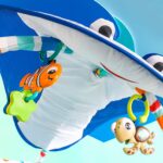 Bright Starts, Disney Baby, Findet Nemo Spieldecke mit Spielbogen, Lichtern und mehr als 20 Minuten Melodien, einer Dorie Fingerpuppe und vielem mehr – Bild 5