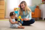 Lamaze LC27024 Baby Spielzeug "Freddie, das Glühwürmchen" Clip & Go, Hochwertiges Kleinkindspielzeug, Greifling Anhänger zur Stärkung der Eltern-Kind-Beziehung, Baby Mobile, Weihnachtsgeschenk, ab 0 Monaten – Bild 3