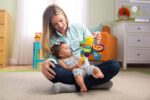 Lamaze LC27024 Baby Spielzeug "Freddie, das Glühwürmchen" Clip & Go, Hochwertiges Kleinkindspielzeug, Greifling Anhänger zur Stärkung der Eltern-Kind-Beziehung, Baby Mobile, Weihnachtsgeschenk, ab 0 Monaten – Bild 6
