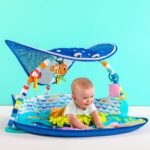 Bright Starts, Disney Baby, Findet Nemo Spieldecke mit Spielbogen, Lichtern und mehr als 20 Minuten Melodien, einer Dorie Fingerpuppe und vielem mehr – Bild 3