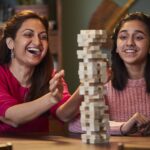 Hasbro A2120EU4 - Jenga Classic, Kinderspiel das die Reaktionsgeschwindigkeit fördert, ab 6 Jahren – Bild 7