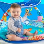 Bright Starts, Disney Baby, Findet Nemo Spieldecke mit Spielbogen, Lichtern und mehr als 20 Minuten Melodien, einer Dorie Fingerpuppe und vielem mehr – Bild 9