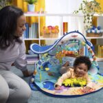 Bright Starts, Disney Baby, Findet Nemo Spieldecke mit Spielbogen, Lichtern und mehr als 20 Minuten Melodien, einer Dorie Fingerpuppe und vielem mehr – Bild 8