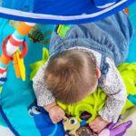 Bright Starts, Disney Baby, Findet Nemo Spieldecke mit Spielbogen, Lichtern und mehr als 20 Minuten Melodien, einer Dorie Fingerpuppe und vielem mehr – Bild 11
