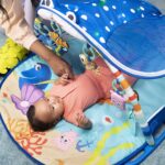 Bright Starts, Disney Baby, Findet Nemo Spieldecke mit Spielbogen, Lichtern und mehr als 20 Minuten Melodien, einer Dorie Fingerpuppe und vielem mehr – Bild 4