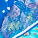 Bright Starts, Disney Baby, Findet Nemo Spieldecke mit Spielbogen, Lichtern und mehr als 20 Minuten Melodien, einer Dorie Fingerpuppe und vielem mehr – Bild 12