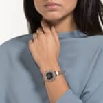 Swarovski Crystal Rose Uhr, Damenuhr mit Rosé Vergoldetem Gehäuse und Metallarmband, Schwarzem Zifferblatt und Schwarzem und Weissem Kristallpavé – Bild 5