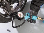 HAZET Reifenfüll-Messgerät 9041-1 | Manometer-Messbereich 0-12 bar, Schlauchlänge 400 mm, Manometer-Durchmesser: 63 mm | Reifendruck-Prüfer für Auto, Motorrad, Lkw uvm – Bild 7