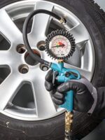 HAZET Reifenfüll-Messgerät 9041-1 | Manometer-Messbereich 0-12 bar, Schlauchlänge 400 mm, Manometer-Durchmesser: 63 mm | Reifendruck-Prüfer für Auto, Motorrad, Lkw uvm – Bild 2