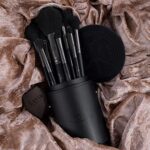 Make-up Pinselset Luvia, Prime Vegan Pro Black, 12 Schminkpinsel inkl. Pinselaufbewahrung, Blender Schwamm & Reinigungsmatte Für Kosmetikpinsel, In Schwarz – Bild 5