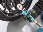 HAZET Reifenfüll-Messgerät 9041-1 | Manometer-Messbereich 0-12 bar, Schlauchlänge 400 mm, Manometer-Durchmesser: 63 mm | Reifendruck-Prüfer für Auto, Motorrad, Lkw uvm – Bild 5