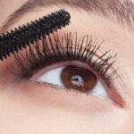 Maybelline New York Schwarze Wimperntusche für extrem lange Wimpern, Lash Sensational Sky High Mascara, Very Black, 7,2 ml – Bild 4