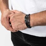 SERASAR, Premium Echtlederarmband für Männer [Shine] in Schwarz, Magnetverschluss aus Edelstahl in Schwarz, Silber & Gold, Inklusive Schmuckschachtel, Tolle Geschenkidee – Bild 5