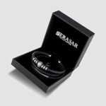 SERASAR, Premium Echtlederarmband für Männer [Shine] in Schwarz, Magnetverschluss aus Edelstahl in Schwarz, Silber & Gold, Inklusive Schmuckschachtel, Tolle Geschenkidee – Bild 3