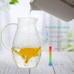 Karaffe aus Borosilikatglas mit Deckel und Ausgiesser - Glaskaraffe mit einzigartigem Rautenmuster für 2 Liter kaltes oder heisses Wasser - Getränkekanne für hausgemachten Eistee und Saft – Bild 4
