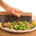 Blumtal Profi Pizzaschneider, scharfes Wiegemesser, Pizzamesser für Jede Pizza, Klinge 32cm – Bild 7