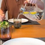 Karaffe aus Borosilikatglas mit Deckel und Ausgiesser - Glaskaraffe mit einzigartigem Rautenmuster für 2 Liter kaltes oder heisses Wasser - Getränkekanne für hausgemachten Eistee und Saft – Bild 2