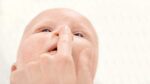 NIVEA BABY Nasen frei (24 Ampullen à 5 ml), Nasenpflege mit Kochsalzlösung reinigt Nase und Augenlider, befeuchtet die Nase und erleichtert das Atmen – Bild 3