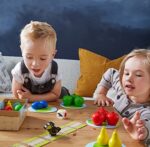 Haba 4655, Meine ersten Spiele Erster Obstgarten, unterhaltsames Brettspiel rund um Farben und Formen ab 2 Jahren, Holzspielzeug und Lernspiel, der Spieleklassiker für kleine Kinder – Bild 4