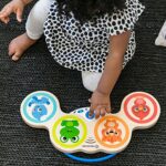 Baby Einstein, Hape, Magic Touch Holzspielzeug Trommel, Elektronische Musikinstrumente, Aktivität und Sensorisches Spielzeug für Kinder aus Holz, ab 6 Monaten – Bild 8