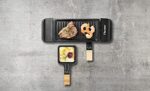 Bestron Raclette für 1 bis 2 Personen, Mini Tischgrill mit zwei Pfännchen, zwei Holzschabern & zwei Untersetzern, 350 Watt – Bild 3