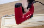 Einhell Elektrotacker TC-EN 20 E (für Klammern Typ 53, Nägel Typ 47, elektronische Schlagkraftvorwahl, Sicherheitsnase, inkl. 1000 Klammern/500 Nägel) – Bild 3
