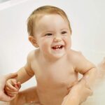 WELEDA Bio Baby Calendula Waschlotion & Shampoo, Naturkosmetik schonendes Duschgel für Babyhaut und Haar, reinigt und pflegt die Kopfhaut von Kindern und Babys (1 x 200ml) – Bild 2