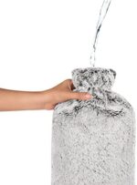 Blumtal Wärmflasche mit Bezug in Kunstfelloptik, Wärmeflasche mit Fassungsvermögen von bis zu 1,8 Litern und superweichem Bezug – Bild 4